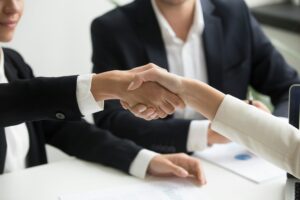 個人事業主がホームページ修正を外注するイメージ写真